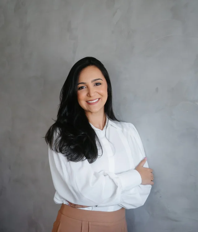 Hoje, 27 de agosto, celebramos o Dia do Psicólogo.
Em 2010 dei o primeiro passo rumo à Psicologia, sem imaginar o quanto essa escolha mudaria minha vida. A cada aula, a cada leitura, a cada encontro, eu fui me transformando. Cresci, deixei de ser uma menina, ergui a cabeça e aprendi a enfrentar os ventos e tempestades que a vida me trouxe.

Na faculdade, conheci pensadores como Foucault, Deleuze, Guattari, Kant, Spinoza e Piaget, que despertaram em mim a coragem do questionamento e uma crítica sempre inquieta. Depois, mergulhei em Freud, Lacan, Melanie Klein, Françoise Dolto, Winnicott e Maud Mannoni, e encontrei dois sentimentos que até hoje me acompanham: a paixão que move e o desconforto que provoca, ambos necessários para seguir caminhando.

Sou grata aos mestres Claudio Adolph, Lelio Fernando e Teresinha Costa, que partilharam seus saberes com tanta generosidade e estiveram ao meu lado até a conclusão do curso, em 2014.

A vida de ninguém se resume a títulos ou profissões. Mas falar da minha história sem falar da Psicologia seria impossível. Esse caminho foi árduo, feito de escolhas, renúncias e transformações que só quem vive a profissão, dia após dia, pode compreender.
Hoje, pela décima primeira vez, celebro esta data com alegria e esperança de continuar apostando e investindo nesse ofício tão exigente quanto belo.
E deixo minha gratidão mais profunda aos meus pacientes, que acreditaram em mim, confiaram sua história às minhas mãos e me ensinaram.

________________________
Marianna Lopes Monteiro
CRP 05/47920
Pós-graduação FIOCRUZ / SEPAI
Mestre UFRJ